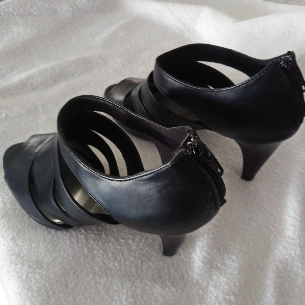 Sandals - Picture 9 of 9
